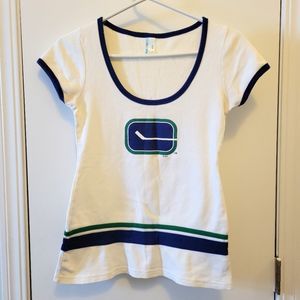 Vintage Vancouver Canucks NHL Women's Small T-Shirt